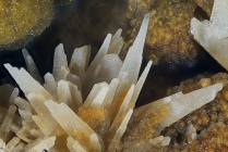 Aragonit -4 mit Quarzumhüllung - Calamita