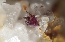 Cuprit mit gediegen Kupfer