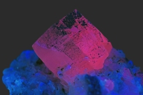 UV-8 Calcitrhomboeder im LW UV Licht